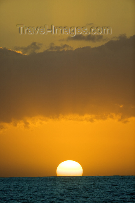 reunion183: La Réunion: sunset on the Indian Ocean - photo by Y.Guichaoua - (c) Travel-Images.com - Stock Photography agency - Image Bank