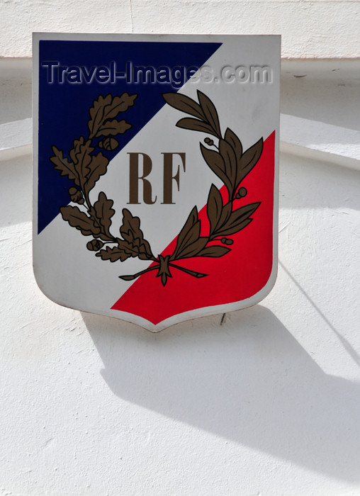 reunion194: Saint-Denis, Réunion: tricolor shield with RF - laurel and olive branches - Rue de l'Amiral Lacaze - Tresorerie Municipale - Trésor Publique - photo by M.Torres - (c) Travel-Images.com - Stock Photography agency - Image Bank