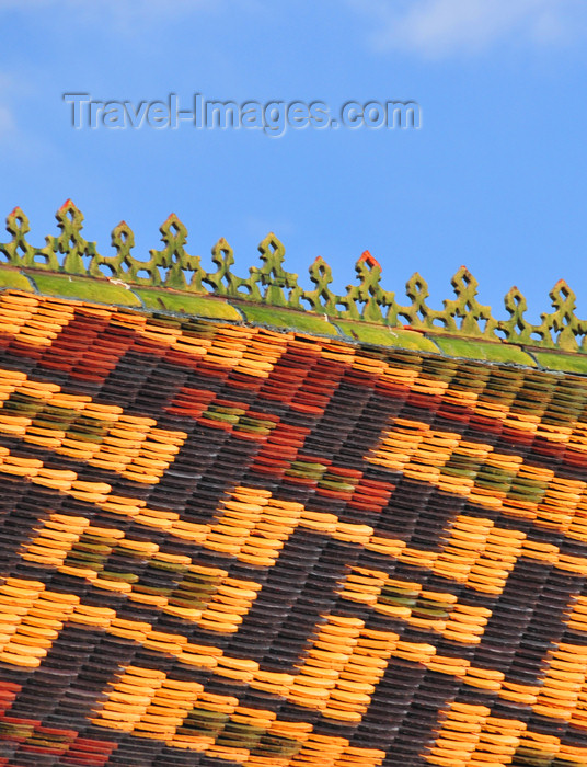 reunion196: Saint-Denis, Réunion: decorated roof - creole architecture on Avenue de la Victoire - photo by M.Torres - (c) Travel-Images.com - Stock Photography agency - Image Bank