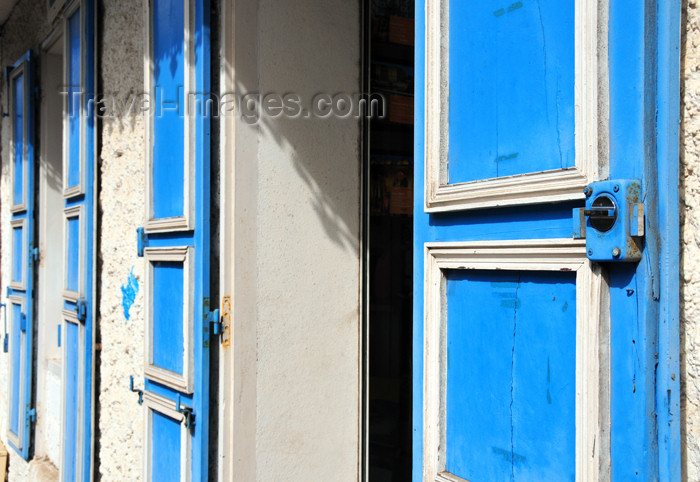 reunion206: Saint-Denis, Réunion: - blue doors - photo by M.Torres - (c) Travel-Images.com - Stock Photography agency - Image Bank