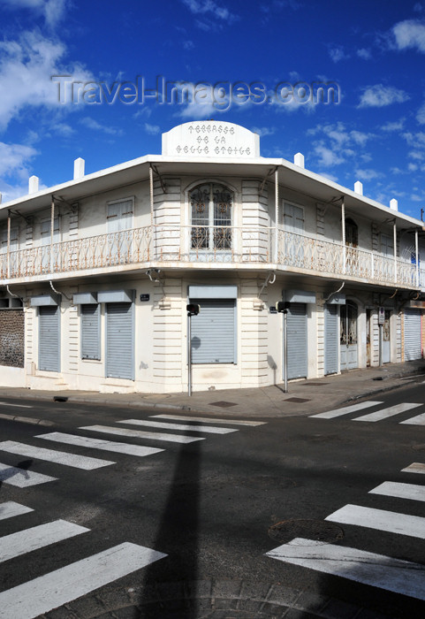 reunion220: Saint-Denis, Réunion: corner of Rue Félix Guyon and Rue Jules Olivier - intersection and pedestrian crossings - Terrasse de la Belle Etoile - photo by M.Torres - (c) Travel-Images.com - Stock Photography agency - Image Bank