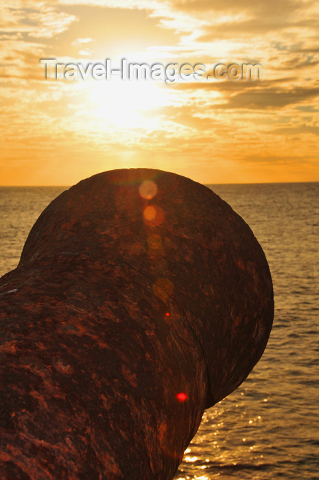 reunion251: Saint-Denis, Réunion: old cannon facing the sun - Barachois - photo by M.Torres - (c) Travel-Images.com - Stock Photography agency - Image Bank