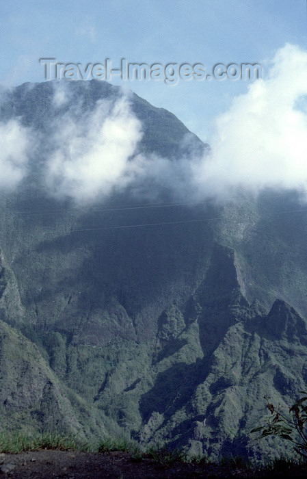 reunion51: Reunion / Reunião - Cilaos: view of the mountains - Mt Piton des Nieges - photo by W.Schipper - (c) Travel-Images.com - Stock Photography agency - Image Bank