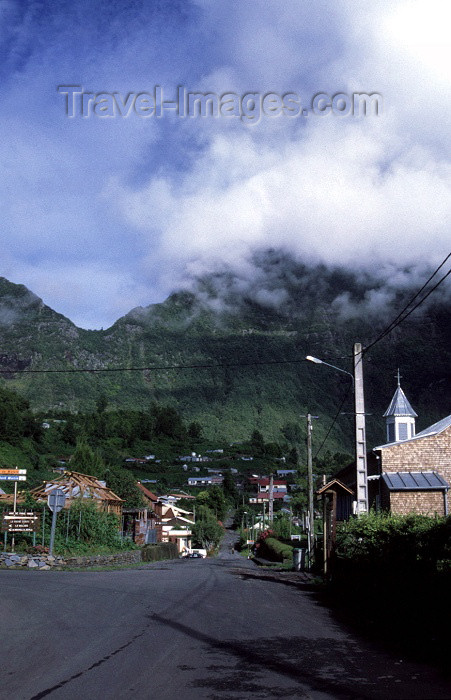 reunion56: Reunion / Reunião - Cirque de Salasie: small hamlet called Grand Ilet II - photo by W.Schipper - (c) Travel-Images.com - Stock Photography agency - Image Bank