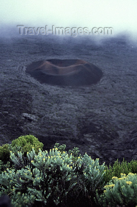 reunion59: Reunion / Reunião - Piton de la Fournaise: Formica Leo crater - Volcà, Llosgfynydd, Vulkan,Vulkaan,Volcán,Vulkano,Volcan, Gunung Berapi, Eldstöð,Vulcano, Wulkan,Vulcão,Ognjeni, Tulivuori,Yanarda - photo by W.Schipper - (c) Travel-Images.com - Stock Photography agency - Image Bank