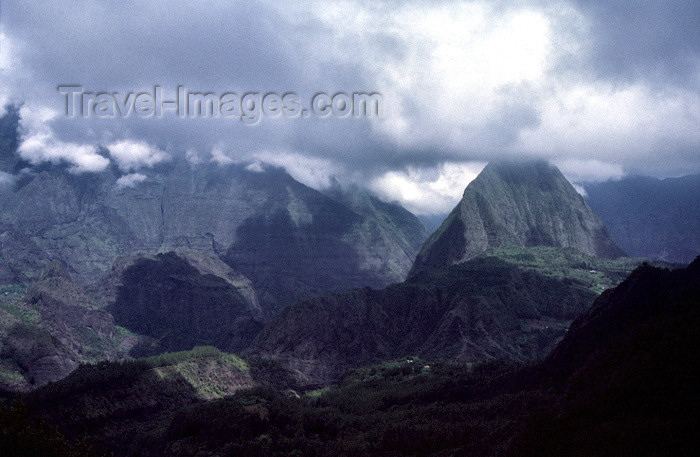 reunion60: Reunion / Reunião - Cirque de Mafate: mountain view - photo by W.Schipper - (c) Travel-Images.com - Stock Photography agency - Image Bank