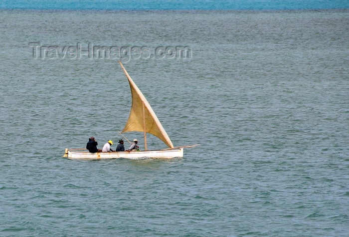 rodrigues11: Anse Tamarin, Rodrigues island, Mauritius: fishermen sail away - photo by M.Torres - (c) Travel-Images.com - Stock Photography agency - Image Bank