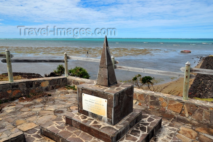 rodrigues21: Port Sud Est, Rodrigues island, Mauritius: obelisk in memory of the fishermen lost at sea - Indian Ocean in the background - photo by M.Torres - (c) Travel-Images.com - Stock Photography agency - Image Bank