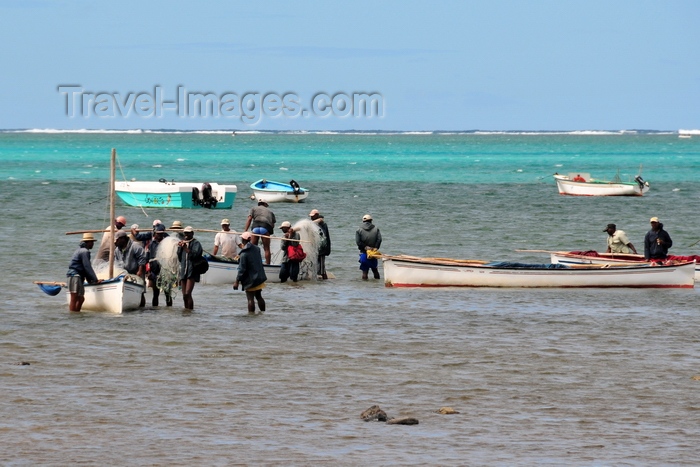 rodrigues27: Anse Mourouk, Rodrigues island, Mauritius: fishermen load the nets into their boats - photo by M.Torres - (c) Travel-Images.com - Stock Photography agency - Image Bank