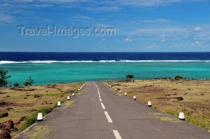 rodrigues39: Roche Bon Dieu, Rodrigues island, Mauritius: road to Anse Ally and Pointe Coton - reef and ocean in the horizon - photo by M.Torres - (c) Travel-Images.com - Stock Photography agency - Image Bank