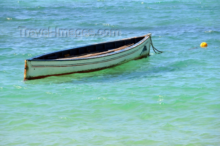 rodrigues44: Baie de l'Est, Saint François Beach, Rodrigues island, Mauritius: small boat - photo by M.Torres - (c) Travel-Images.com - Stock Photography agency - Image Bank