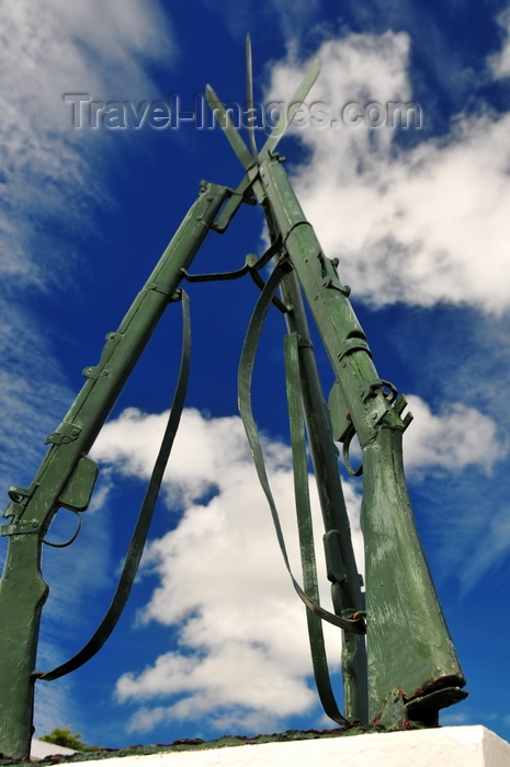 rodrigues50: Port Mathurin, Rodrigues island, Mauritius: tree rifles at rest and sky - memorial in the port, for the soldiers from Rodrigues killed in both World Wars - Place du Quai - photo by M.Torres - (c) Travel-Images.com - Stock Photography agency - Image Bank