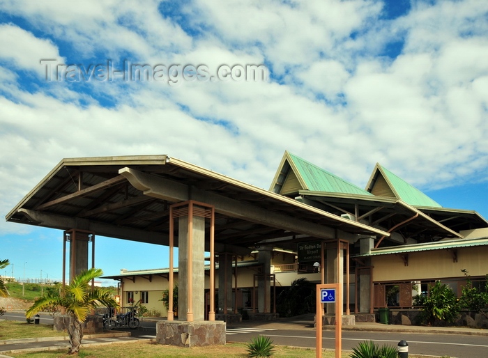 rodrigues74: Plaine Corail, Rodrigues island, Mauritius: Rodrigues airport (Sir Gaëtan Duval Airport) terminal entrance porch - photo by M.Torres - (c) Travel-Images.com - Stock Photography agency - Image Bank