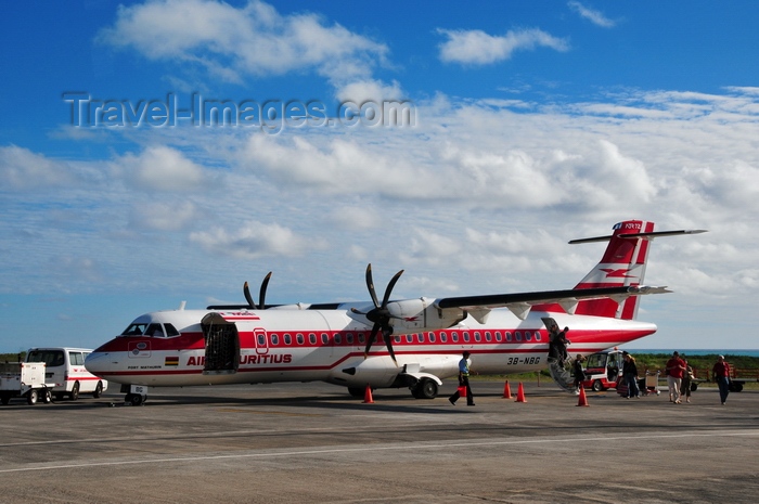 rodrigues76: Plaine Corail, Rodrigues island, Mauritius: Air Mauritius ATR 72-500 (3B-NBG) twin-engine turboprop regional airliner- Sir Gaëtan Duval (Rodrigues) Airport - photo by M.Torres - (c) Travel-Images.com - Stock Photography agency - Image Bank