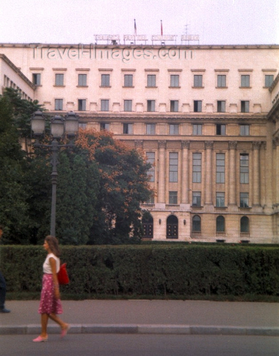 romania11: Romania - Bucharest: walking by the former Communist Party headquarters / PCR, , now the Senate - Piata Revolutiei - photo by M.Torres - (c) Travel-Images.com - Stock Photography agency - Image Bank