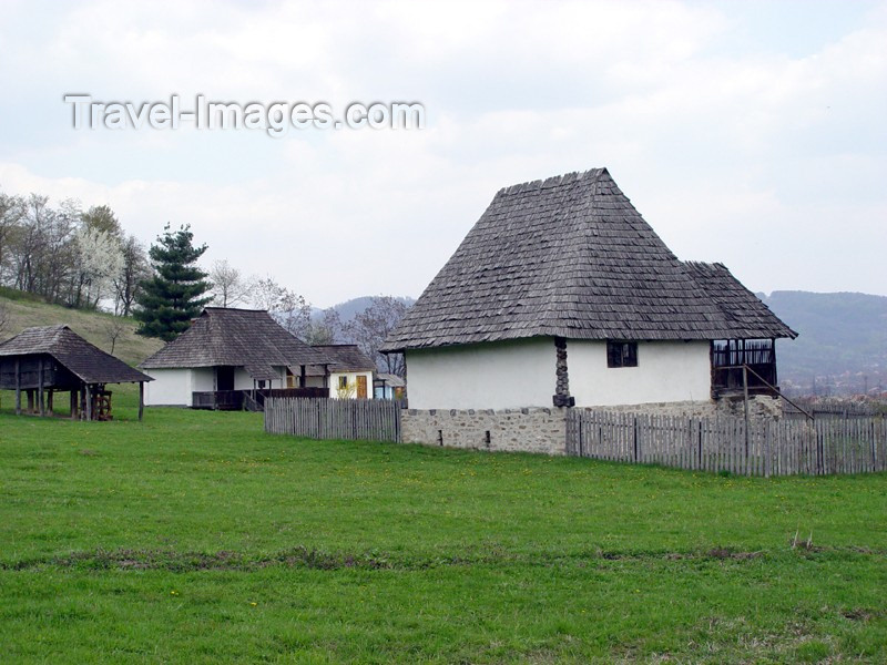 romania13: Romania - Râmnicu Vâlcea: rural scenario - Oltenia - Lesser Wallachia - photo by C.Cretu - (c) Travel-Images.com - Stock Photography agency - Image Bank