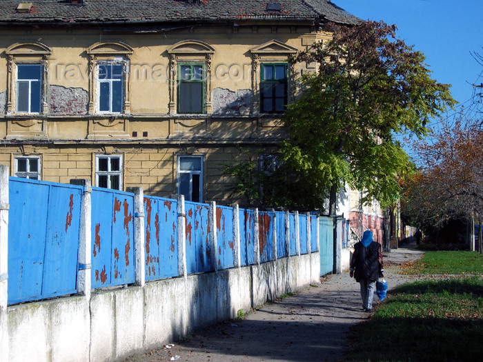 romania62: Romania - Timisoara: blue fence - Bulverdul Eroilor de la Tisa - photo by *ve - (c) Travel-Images.com - Stock Photography agency - Image Bank