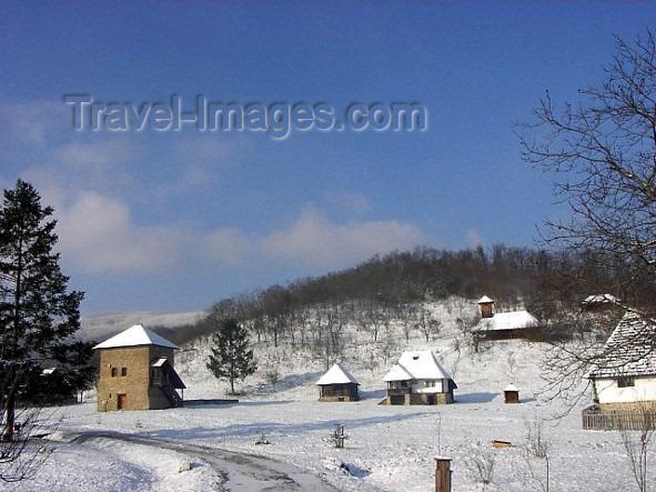 romania7: Romania - Ramnicu Valcea: Mountain village - photo by C.Cretu - (c) Travel-Images.com - Stock Photography agency - Image Bank