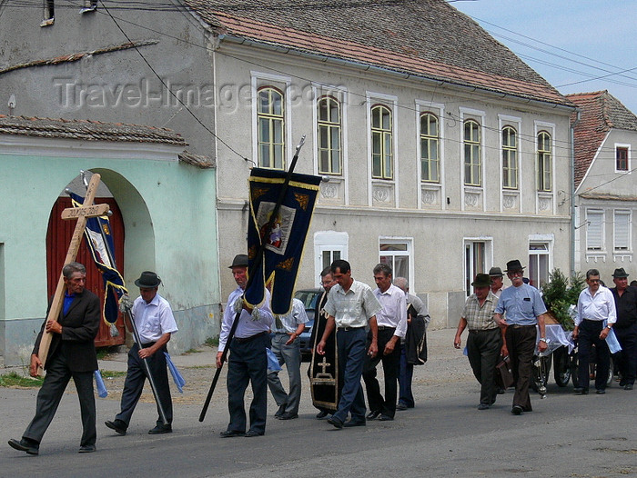 romania99: Homorod / Hamruden, Brasov county, Transylvania, Romania: funeral procession - photo by J.Kaman - (c) Travel-Images.com - Stock Photography agency - Image Bank