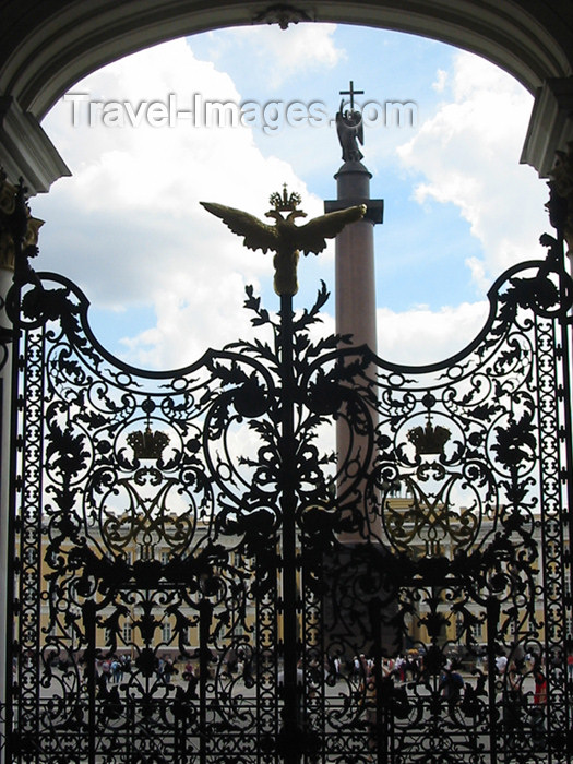 russia127: Russia - St. Petersburg: gate - Hermitage - Winter palace - Alexander's column - Dvorcovaja Square (photo by D.Ediev) - (c) Travel-Images.com - Stock Photography agency - Image Bank