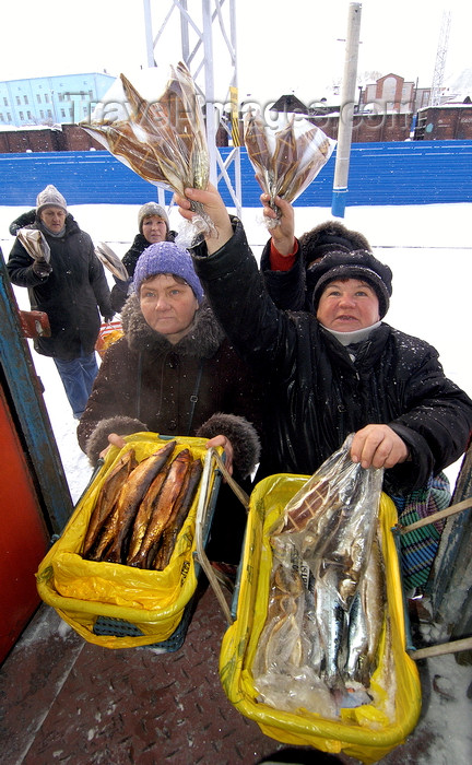 russia27: Zabaykalsk, Zabaykalsky Krai, Siberian Federal District, Russia: fishmongers offering fresh and smoked fish - photo by B.Cain - (c) Travel-Images.com - Stock Photography agency - Image Bank