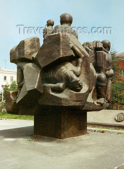 russia350: Russia - Magadan (Far East region): Soviet period sculpture (photo by G.Frysinger) - (c) Travel-Images.com - Stock Photography agency - Image Bank