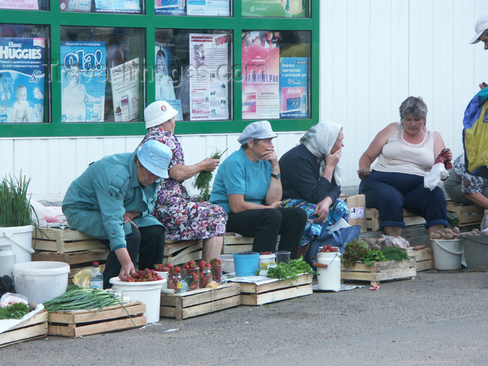 russia446: Russia - Udmurtia - Izhevsk: vegetable market - Udmurts - Finno-Ugric people - photo by P.Artus - (c) Travel-Images.com - Stock Photography agency - Image Bank