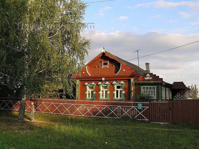 russia494: Russia - Vladimir oblast: village architecture - red house and picket fence - photo by J.Kaman - (c) Travel-Images.com - Stock Photography agency - Image Bank