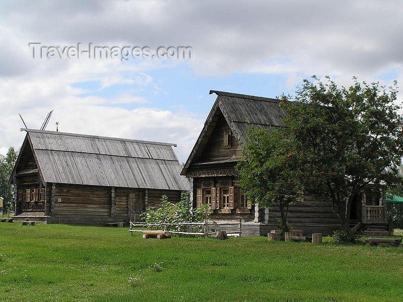 russia500: Russia - Suzdal - Vladimir oblast: village houses - Museum of wooden architecture & peasant life - photo by J.Kaman - (c) Travel-Images.com - Stock Photography agency - Image Bank