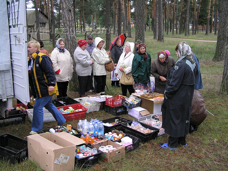 russia521: Russia - Pereslavl-Zalessky area: open air shopping - grocery on a truck back - photo by J.Kaman - (c) Travel-Images.com - Stock Photography agency - Image Bank