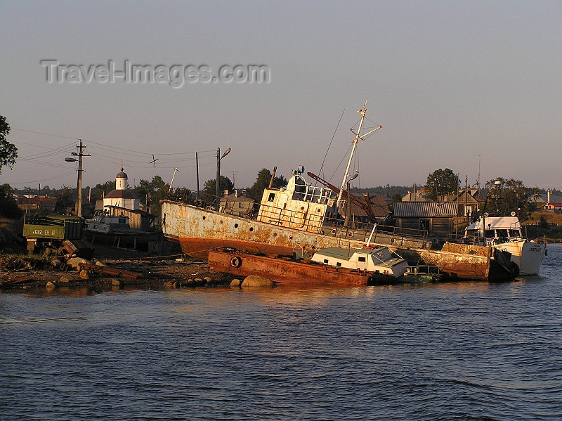 russia612: Russia - Solovetsky Islands: old rusty ship - photo by J.Kaman - (c) Travel-Images.com - Stock Photography agency - Image Bank