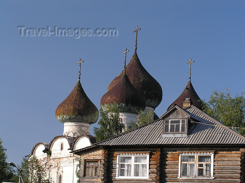 russia629: Russia -  Kargopol -  Arkhangelsk Oblast: log house and the onion domes of the  Church of the Ascension - photo by J.Kaman - (c) Travel-Images.com - Stock Photography agency - Image Bank