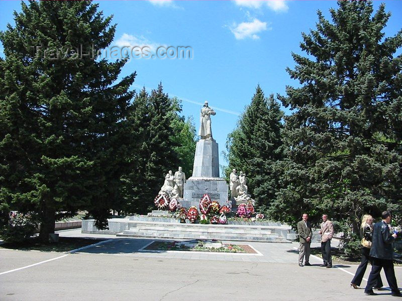 russia74: Russia - Krasnodar kray - Tikhoretsk: Red Army memorial (photo by Dalkhat M. Ediev) - (c) Travel-Images.com - Stock Photography agency - Image Bank