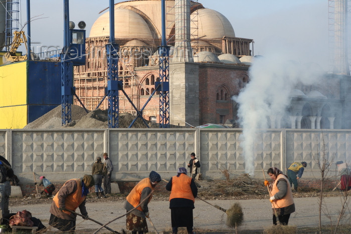 russia789: Chechnya, Russia - Grozny - Chechens sweep the street in front of mosque construction site - photo by A.Bley - (c) Travel-Images.com - Stock Photography agency - Image Bank