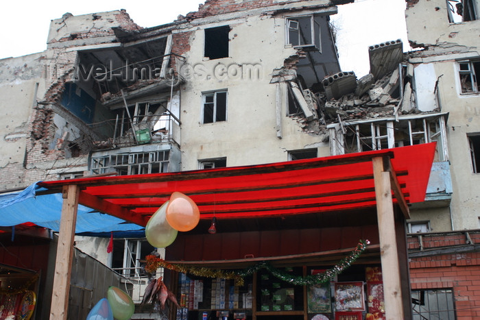 russia803: Chechnya, Russia - Grozny - market with baloons in front of destroyed buildings - photo by A.Bley - (c) Travel-Images.com - Stock Photography agency - Image Bank