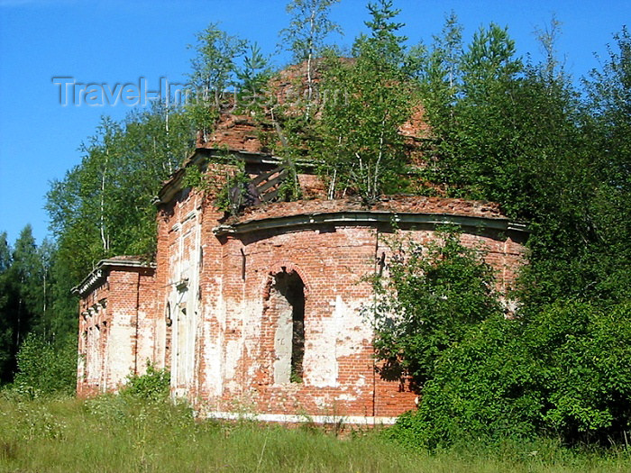 russia97: Russia - Meshera Forest  - Moscow oblast: forgoten church - ruins (photo by D.Ediev) - (c) Travel-Images.com - Stock Photography agency - Image Bank