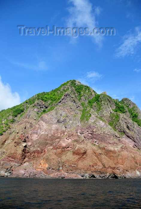 saba3: Saba: volcanic scarps seen from the sea - coastal view - photo by M.Torres - (c) Travel-Images.com - Stock Photography agency - Image Bank