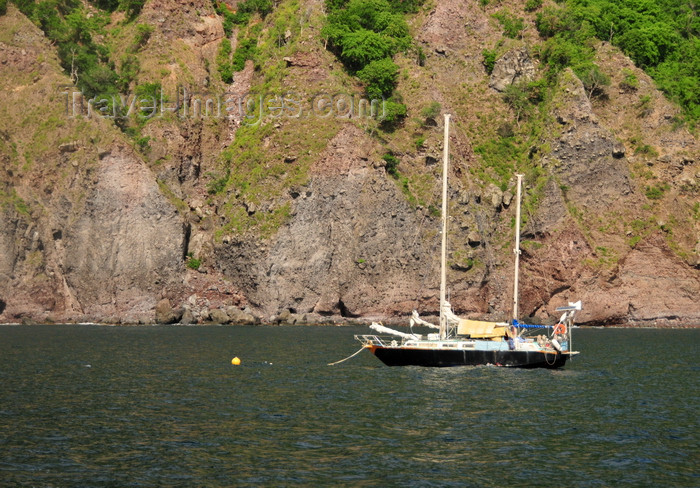 saba4: Saba: yacht moored by the cliffs - photo by M.Torres - (c) Travel-Images.com - Stock Photography agency - Image Bank