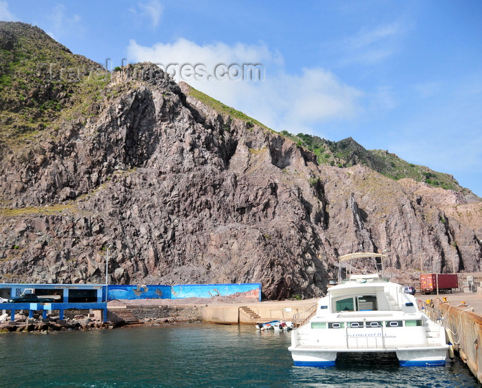 saba48: Fort Bay, Saba: catamaran Samantha in the harbour - cliffs - photo by M.Torres - (c) Travel-Images.com - Stock Photography agency - Image Bank