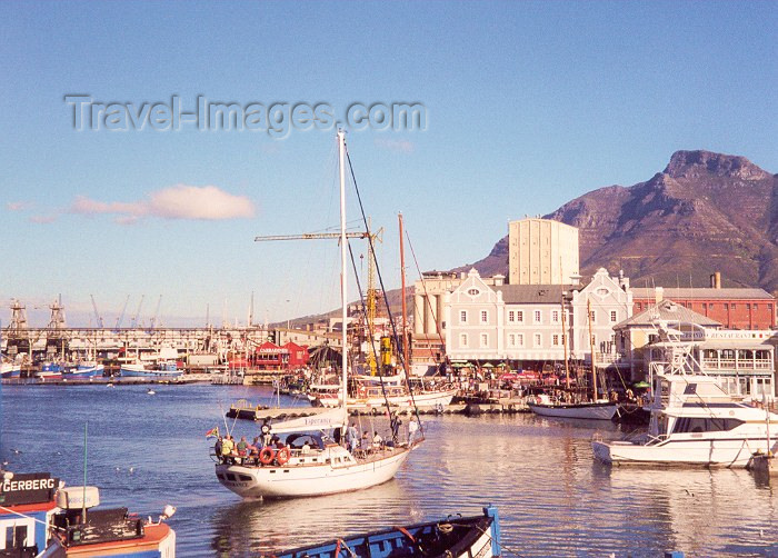 safrica12: South Africa - Cape Town: 'Esperance' approaches an African dock! - Victoria and Albert basin - photo by M.Torres - (c) Travel-Images.com - Stock Photography agency - Image Bank