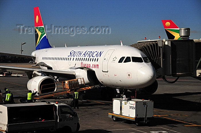 safrica244: Johannesburg, Gauteng, South Africa: South African Airways Airbus A319-131, ZS-SFG, cn 2326, boarding cargo at OR Tambo International / Johannesburg International Airport / Jan Smuts / JNB - Kempton Park, Ekurhuleni - photo by M.Torres - (c) Travel-Images.com - Stock Photography agency - Image Bank