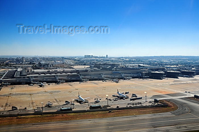 safrica254: Johannesburg, Gauteng, South Africa: OR Tambo International Airport - the terminal from the air - Johannesburg International / Jan Smuts / JNB - Kempton Park, Ekurhuleni - photo by M.Torres - (c) Travel-Images.com - Stock Photography agency - Image Bank