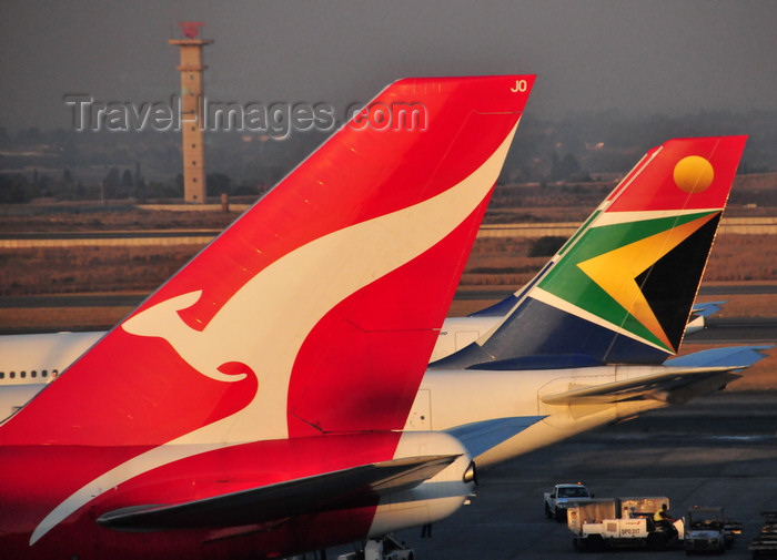 safrica259: Johannesburg, Gauteng, South Africa: aircraft tails - Qantas and South African Airways - Qantas Boeing 747-438 VH-OJO 'The Spirit of Australia' (cn 25544/894) - OR Tambo International / Johannesburg International Airport / Jan Smuts / JNB - Kempton Park, Ekurhuleni - photo by M.Torres - (c) Travel-Images.com - Stock Photography agency - Image Bank