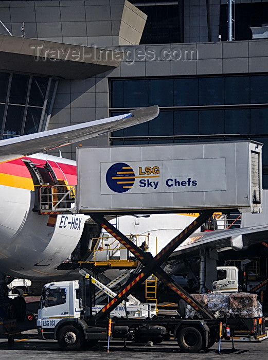 safrica260: Johannesburg, Gauteng, South Africa: 
LSG Sky Chefs delivers catering to Iberia Airbus A340-313X EC-HGX 'Maria Pita' - truck with elevated platform - OR Tambo International / Johannesburg International Airport / Jan Smuts / JNB - Kempton Park, Ekurhuleni - photo by M.Torres - (c) Travel-Images.com - Stock Photography agency - Image Bank