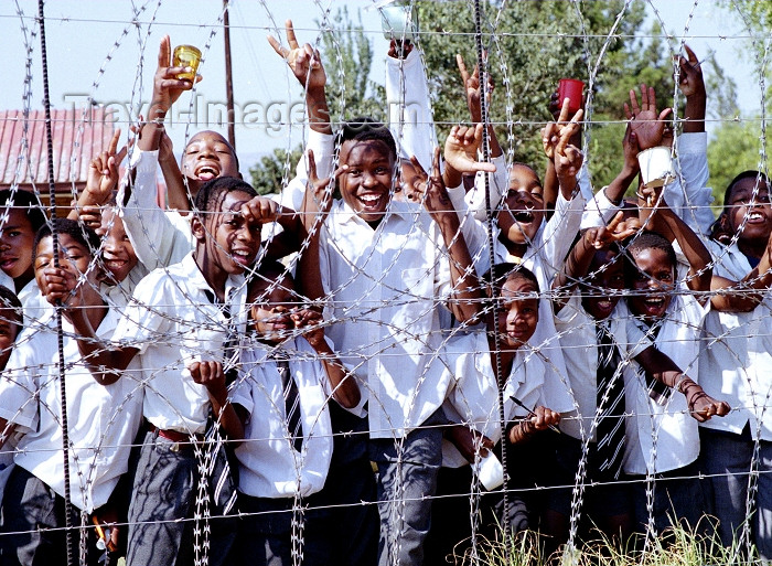 safrica43: South Africa - Soweto (Gauteng province): uniformed school boys gather for a photograph behind the school's razor wire fence - photo by R.Eime - (c) Travel-Images.com - Stock Photography agency - Image Bank