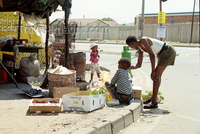 safrica46: South Africa - Soweto (Gauteng province): street scene near a market - photo by R.Eime - (c) Travel-Images.com - Stock Photography agency - Image Bank