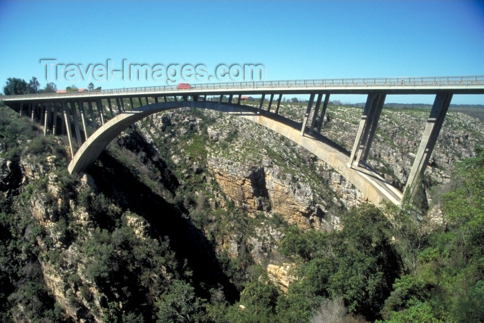 safrica70: Knysna, Western Cape province, South Africa: Paul Sauer Bridge - 'The Garden Route' - spectacular bridges are a feature of the scenic N2 motorway - photo by R.Eime - (c) Travel-Images.com - Stock Photography agency - Image Bank