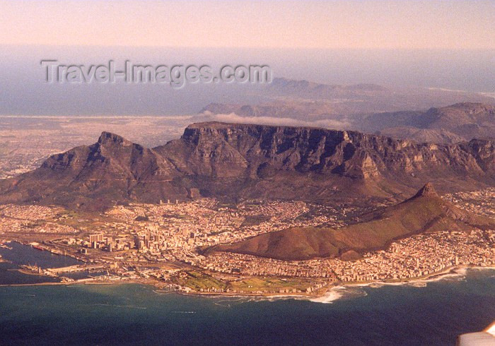 safrica9: South Africa - Cape Town: flying in (Table mountain - with cloth, Lion's Head, Devil's Peak and the city from the air) - photo by M.Torres - (c) Travel-Images.com - Stock Photography agency - Image Bank