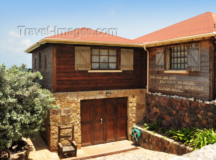 saint-barthelemy11: Anse du Grand Fond, St. Barts / Saint-Barthélemy: Nureyev Villa - former home to the Russian Tatar ballet dancer Rudolf Nureyev - inscription reads 'je ne suis pas fait pour vivre en société: c'est artificiel' - photo by M.Torres - (c) Travel-Images.com - Stock Photography agency - Image Bank