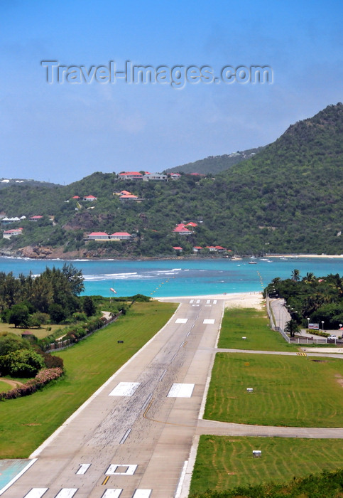 saint-barthelemy28: Plaine de la Tourmente, Saint Jean, St. Barts / Saint-Barthélemy: Gustaf III Airport seen from 'La Tourmente' hill, where the landing airplanes nearly touch the road before throwing themselves on the runway that finishes on the beach - photo by M.Torres - (c) Travel-Images.com - Stock Photography agency - Image Bank